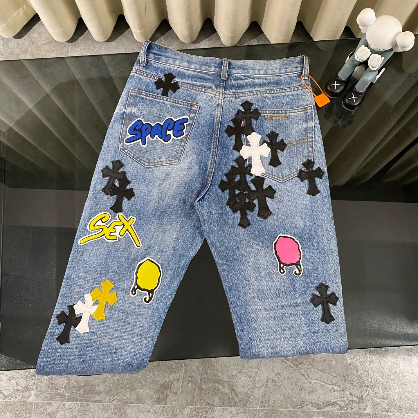 P320 CH Chromehearts blue graffiti cross patchwork leather heavy-duty cow king jeans, cabinet price 34W level, patchwork cross pattern embellishment, washed jeans! ! An absolutely high-end luxury product, a 1.9W-level god-level single product, a super popular product, made by top heavy industry, a magic weapon that cannot be missed! [About Zangyin] This is an extremely luxurious fashion brand that can also be called the aristocracy of the high street. It has always been an exclusive brand for some hipsters or rich second generations. Compared with ordinary high streets, it is more luxurious and noble. Compared with luxury brands, it is more fashionable and individual. It has always been a brand that I have a special liking for. [Top heavy industry fashion design] Consistently high-street luxury style. Speaking of this style, the Zangyin family and GU family are definitely the leading representative brands. Especially the Zangyin family has really achieved a state-of-the-art effect in creating high-street style. The unique washed material is used to create this style. The color system is already quite eye-catching. After it is decorated with patchwork cross flowers, it cleverly highlights the charm of the brand. Secondly, this style uses classic The high-waist cutting design highlights the long legs and fashionable temperament of the upper body. The brand is highly recognizable and the slim fit configuration is more suitable for daily wear. It is a product that interprets personality, fashion, and specifications at a glance. This single product is enough to make any fan excited. It can be a white T-shirt for a youthful college style, or a tight suspender for a royal style. It has strong matching ability and can be easily controlled by men.  [Materials and craftsmanship] Needless to say, this point goes without saying. As an excellent craftsman brand, Zangyin’s requirements for details and craftsmanship are really perfect. The washed color of this model has gone through so many processes, not to mention the embellishment of denim appliques. It is also purely hand-made and sewn. Just like what they believe in, only hand-made things have soul and have the meaning of wear. A top-notch heavy-duty fashionable denim item, I look forward to your perfect interpretation! !  Color: blue Size: 28-36